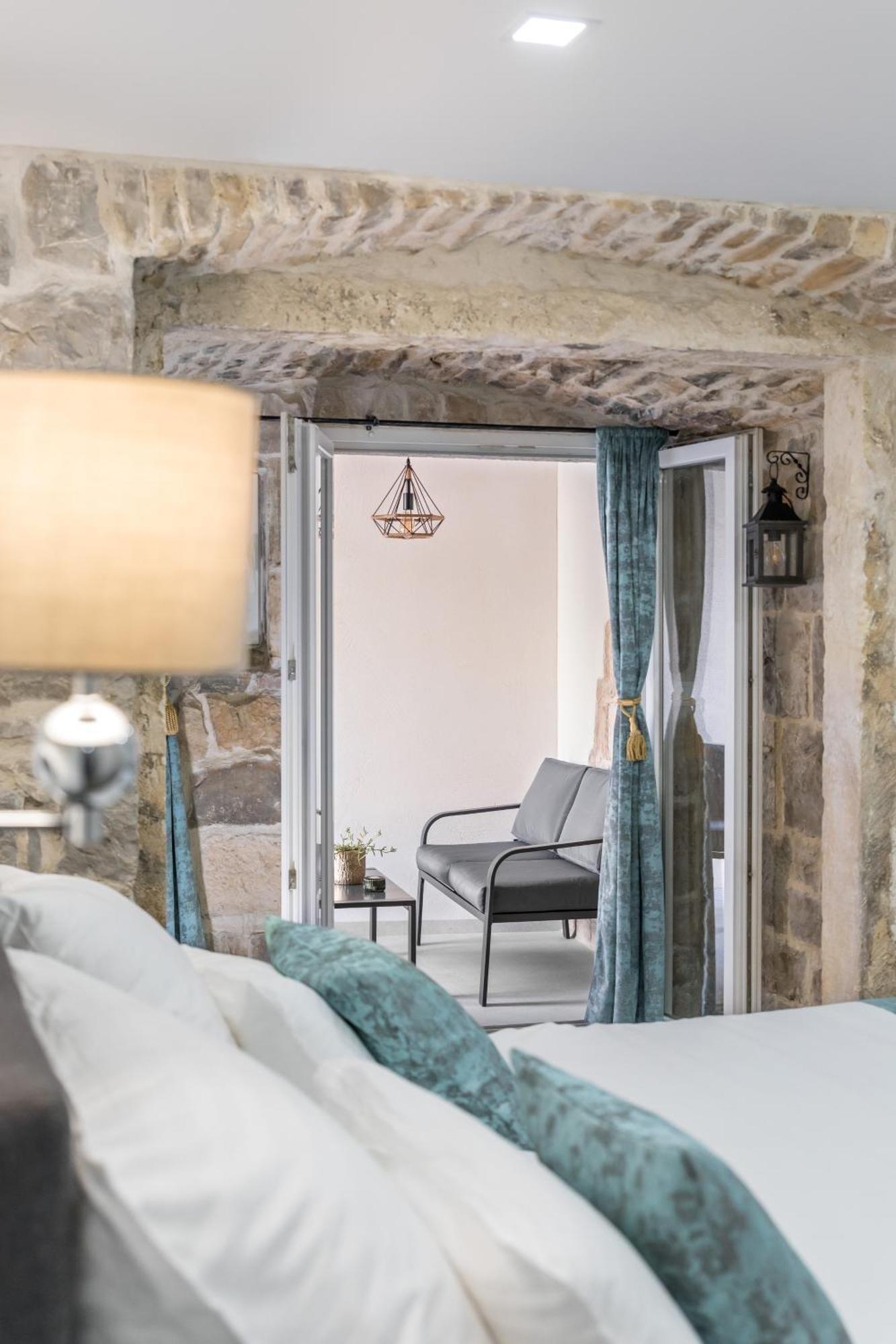 Heritage Apartman Geza In Centar With Private Parking Kastela Exterior photo