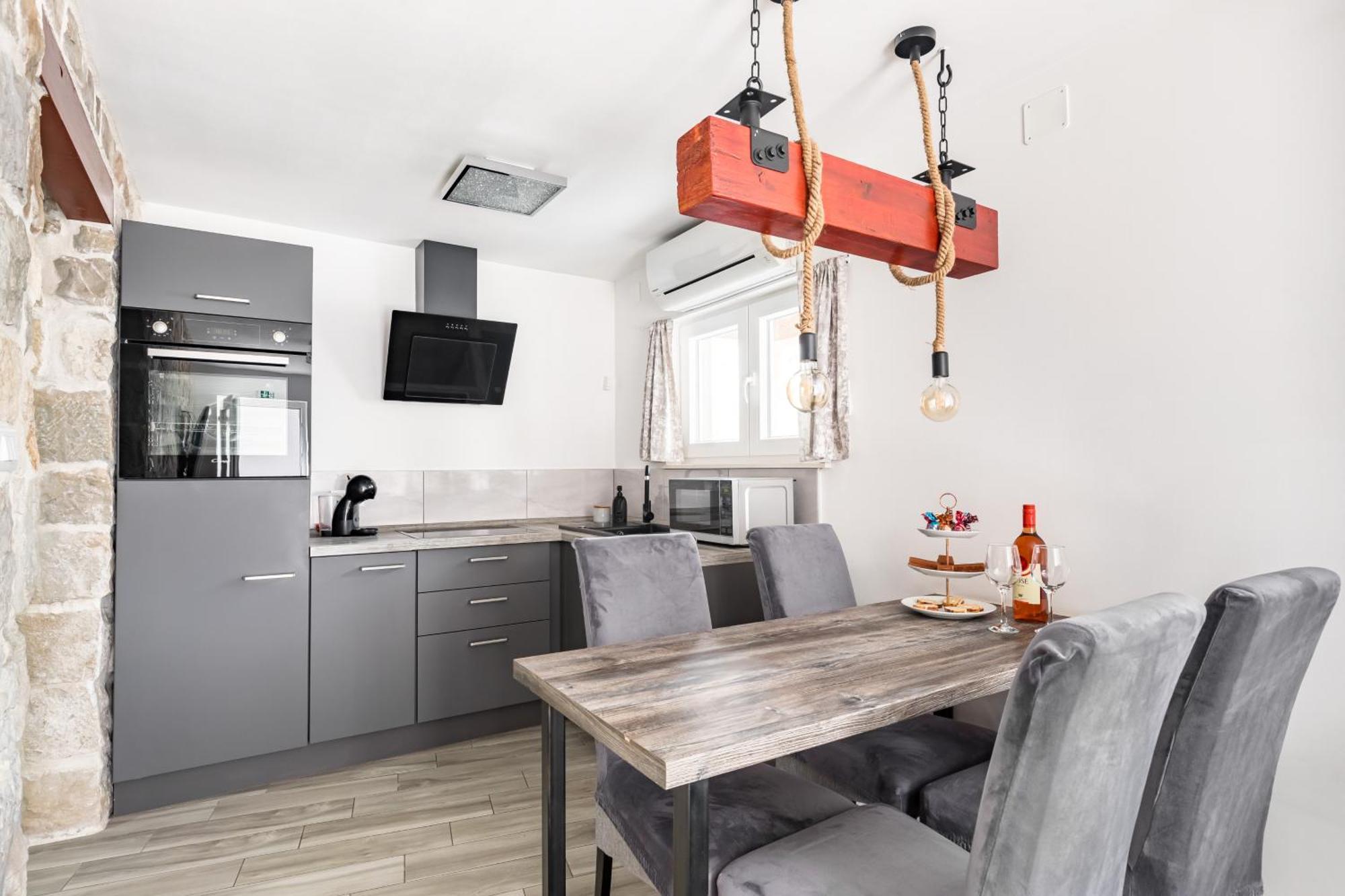 Heritage Apartman Geza In Centar With Private Parking Kastela Exterior photo