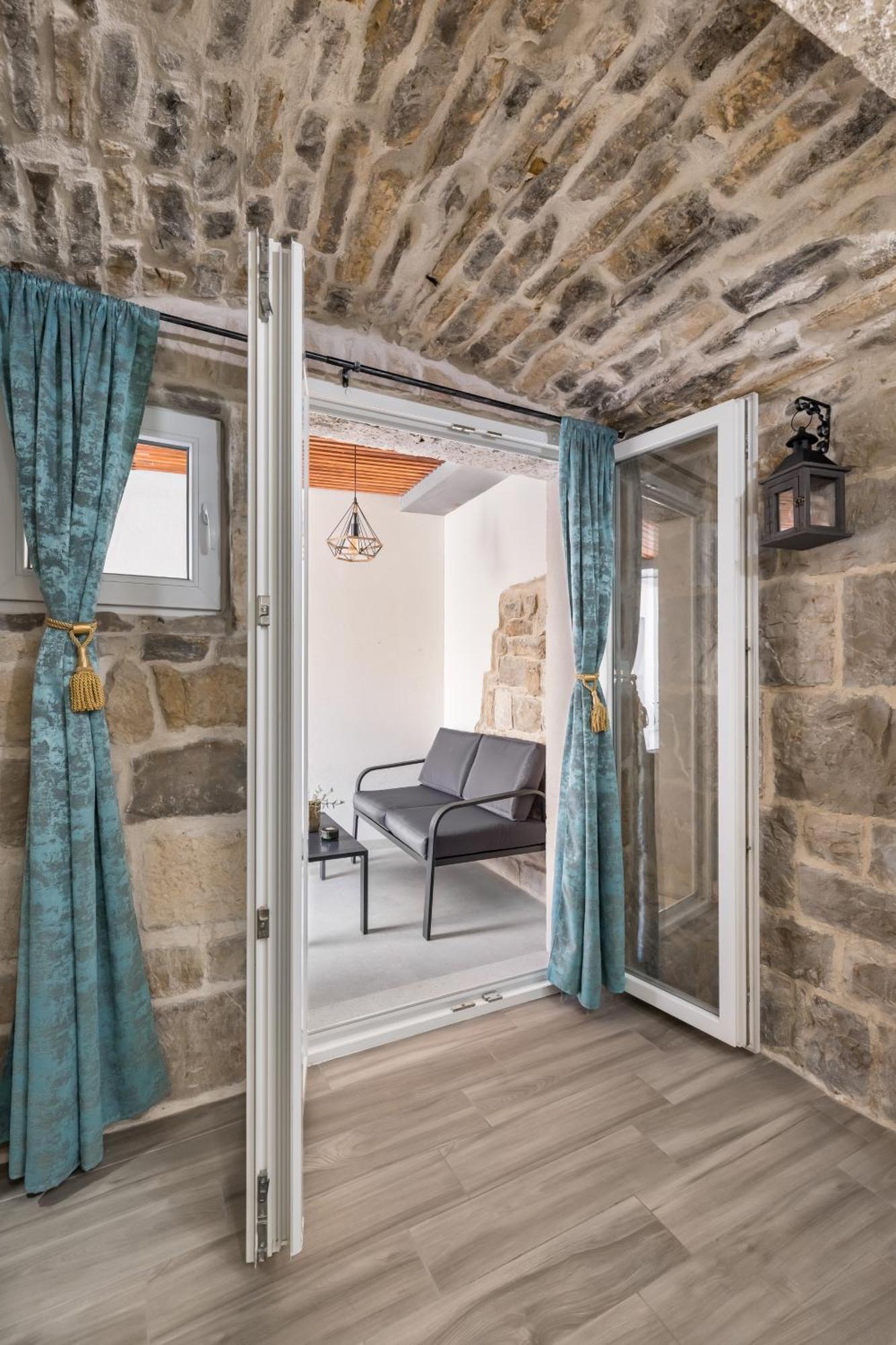 Heritage Apartman Geza In Centar With Private Parking Kastela Exterior photo