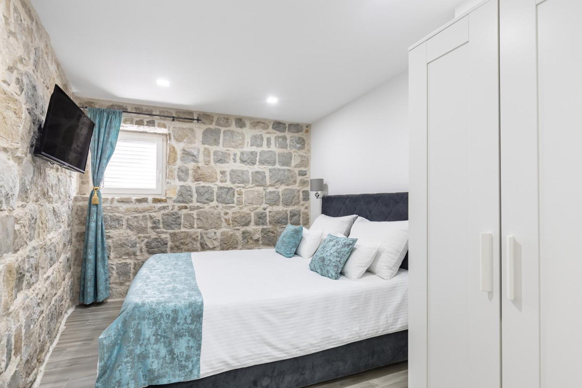 Heritage Apartman Geza In Centar With Private Parking Kastela Exterior photo