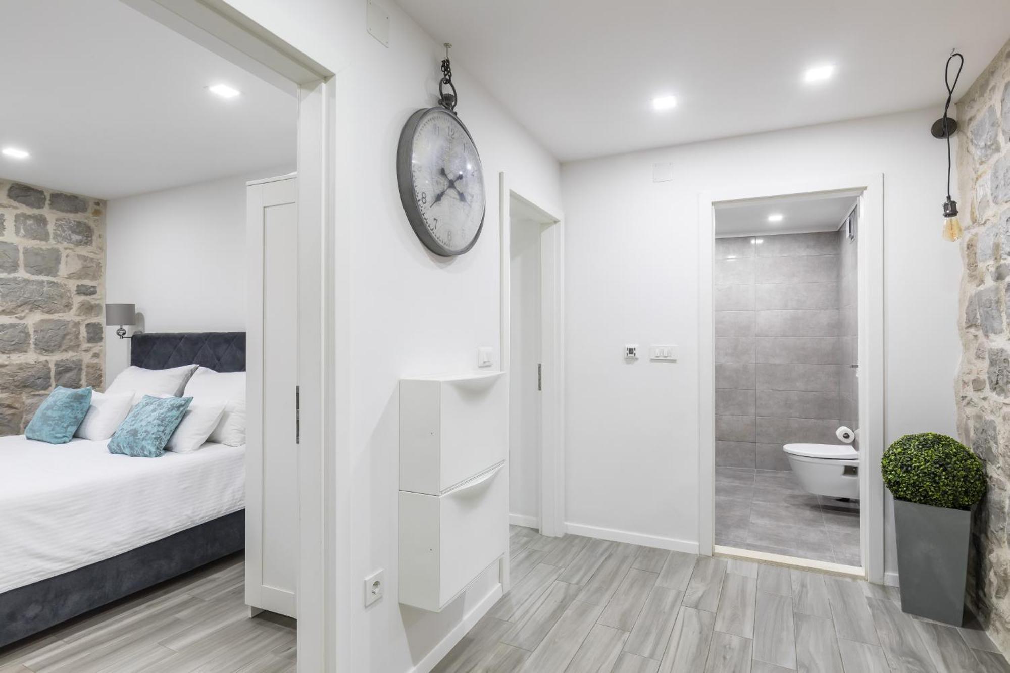 Heritage Apartman Geza In Centar With Private Parking Kastela Exterior photo